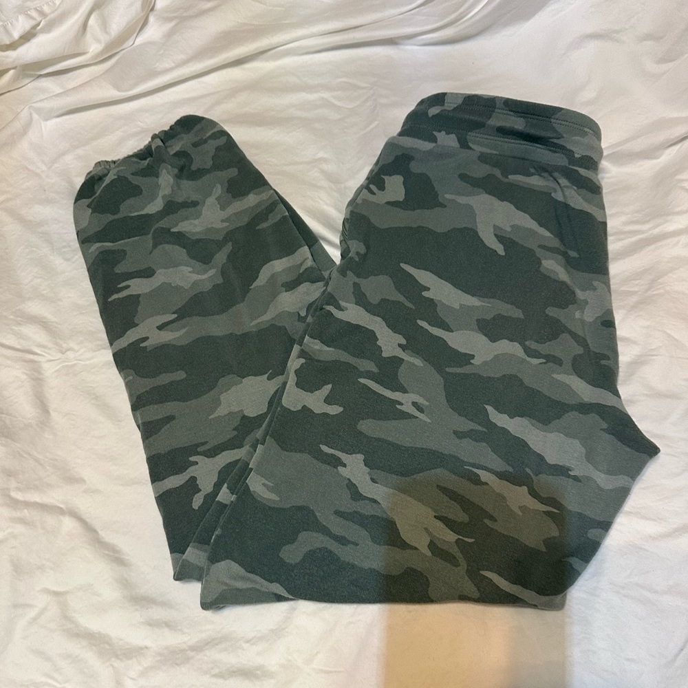 Athleta Kids Camo Joggers in Dark Green & Gray